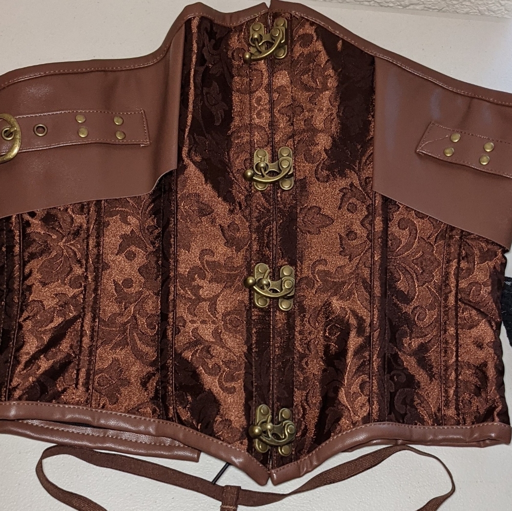 Corset leather small with accessories.
